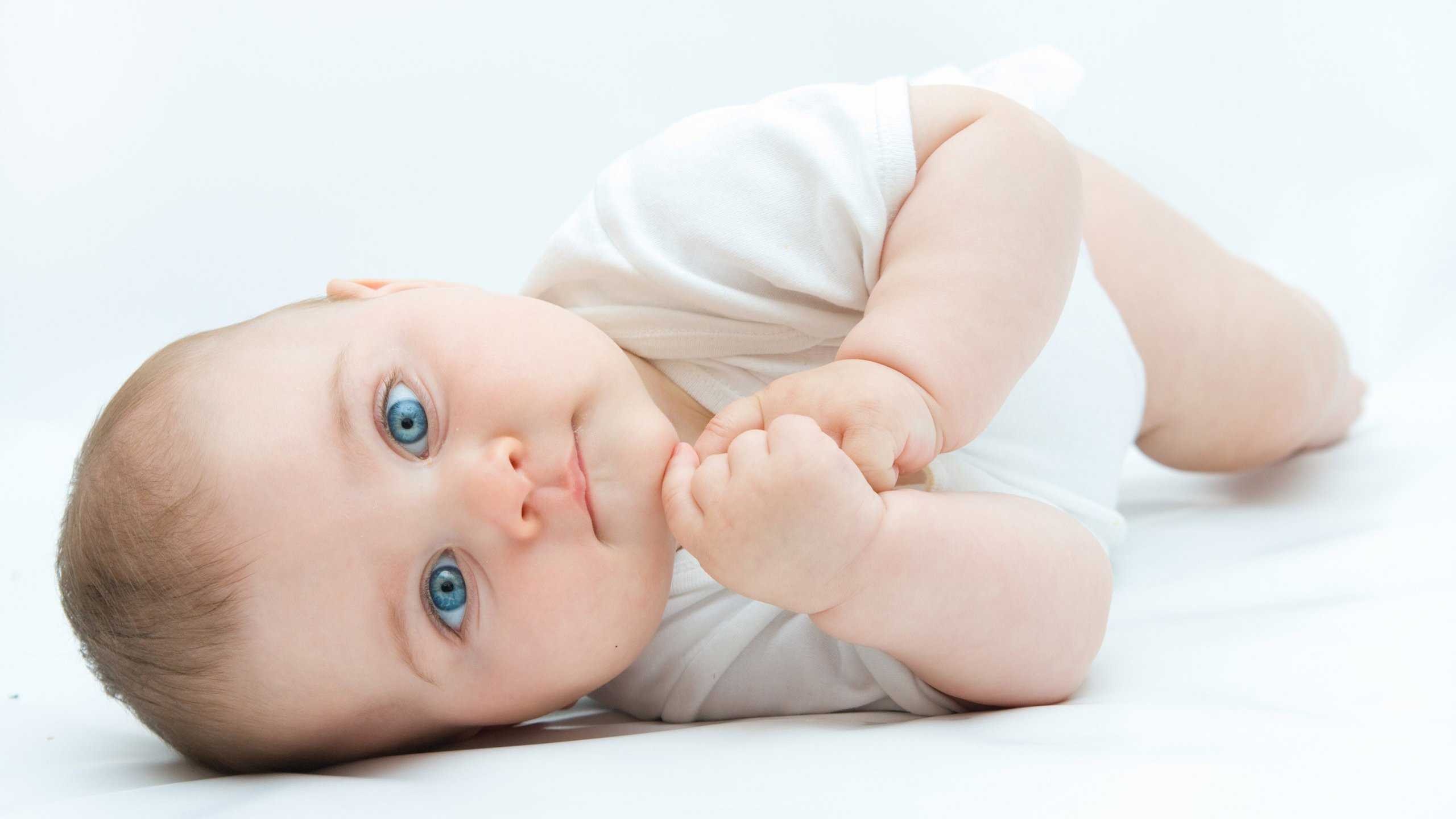 淄博供卵公司机构捐卵女孩孕早期为宝宝的明亮眼镜而奋斗